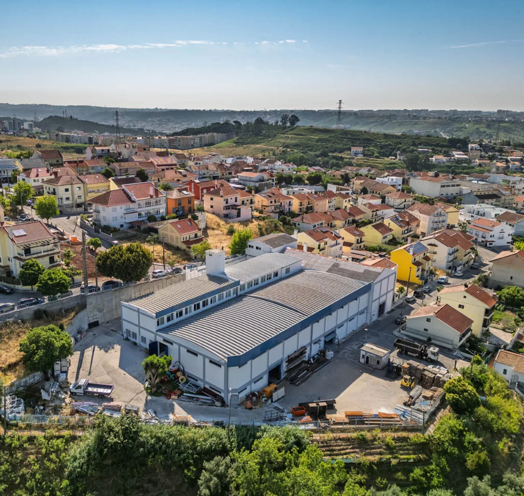 Construção moderna com equipamentos e profissionais em ação, destacando progresso e inovação na indústria.